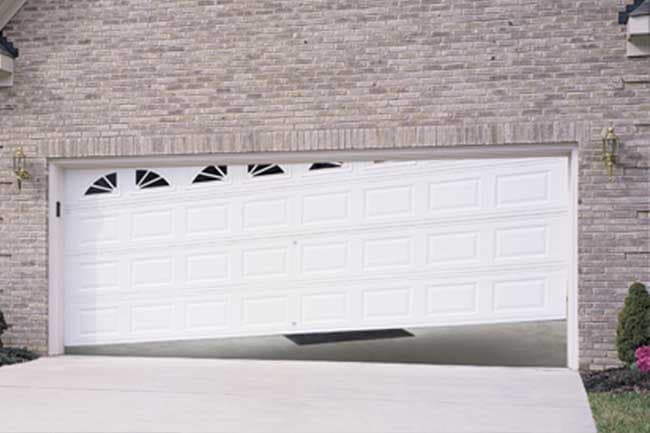 5 Clear Signs You Need Professional Garage Door Repair in Orange County